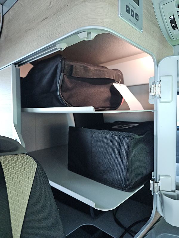 montiertes Schranksystem mit Einlegeböden